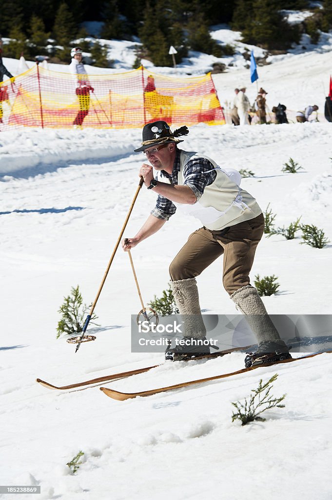 Velho estilo esqui concorrente do slalom gigante - Foto de stock de Adulto royalty-free