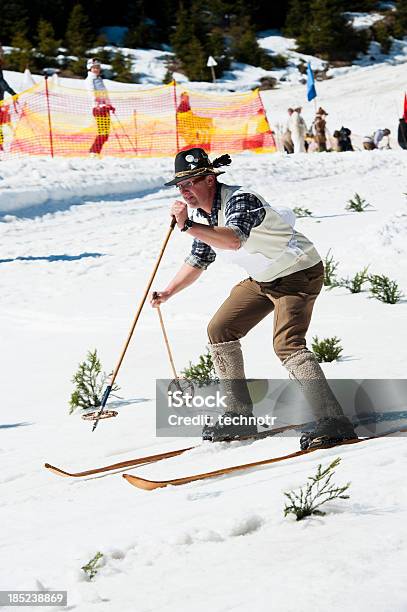 Foto de Velho Estilo Esqui Concorrente Do Slalom Gigante e mais fotos de stock de Adulto - Adulto, Alpes europeus, Atividade