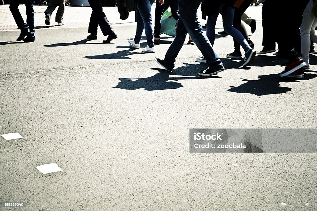 Folla di gente che attraversa la strada - Foto stock royalty-free di Abbigliamento casual