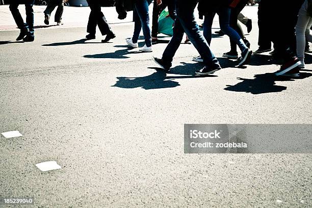 Folla Di Gente Che Attraversa La Strada - Fotografie stock e altre immagini di Abbigliamento casual - Abbigliamento casual, Adolescente, Adulto