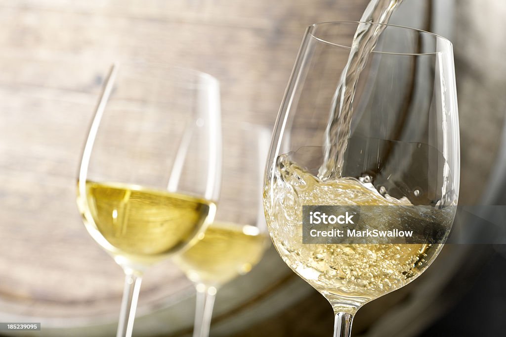 Vin blanc Verser - Photo de Vin blanc libre de droits