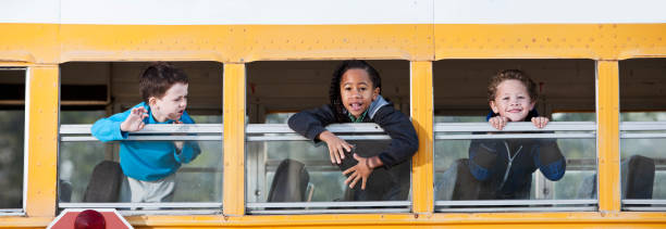 bambini guardando fuori scuola bus finestra - sc0536 foto e immagini stock