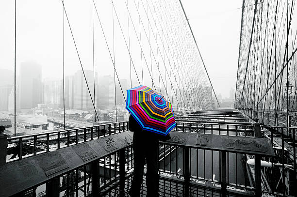 ponte di brooklyn, manhattan ny - dramatic sky manhattan moody sky new york city foto e immagini stock
