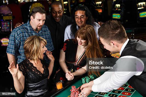 Foto de Grupo Diversificado De Pessoas Jogando Roleta No Casino e mais fotos de stock de Roda de roleta