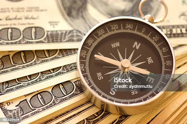 Kompass Und Geld Stockfoto und mehr Bilder von Kompass - Kompass, Währung, Dollarsymbol