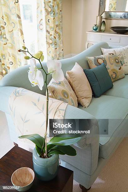 Foto de Interior De Três Sofás Da Sala De Estar Formal e mais fotos de stock de Almofada - Almofada, Artigo de decoração, Azul