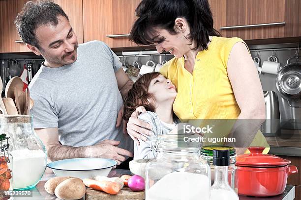 Foto de Família Feliz e mais fotos de stock de 35-39 Anos - 35-39 Anos, 4-5 Anos, 6-7 Anos