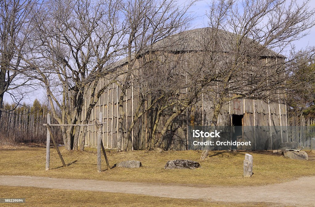 Longhouse en primeros pueblos Village - Foto de stock de Canadá libre de derechos