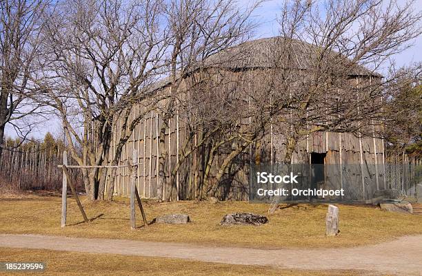 Longhouse En Primeros Pueblos Village Foto de stock y más banco de imágenes de Canadá - Canadá, Casa comunal, Ontario - Canadá