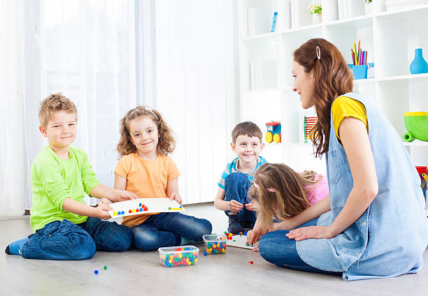 crianças a criação de mosaico com cor paus - preschooler plant preschool classroom imagens e fotografias de stock