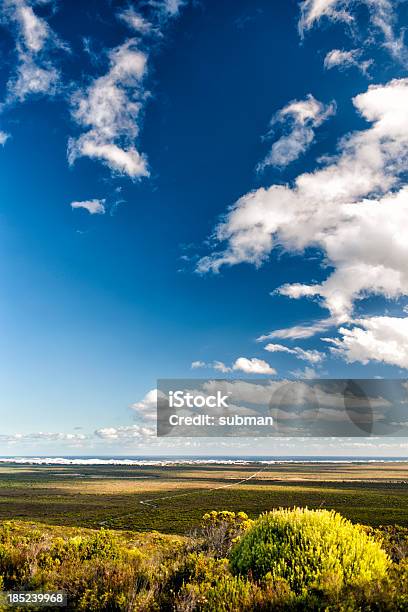 Camino De Una Colina Con Amplia Vista Panorámica Foto de stock y más banco de imágenes de Aire libre - Aire libre, Belleza de la naturaleza, Campo - Tierra cultivada