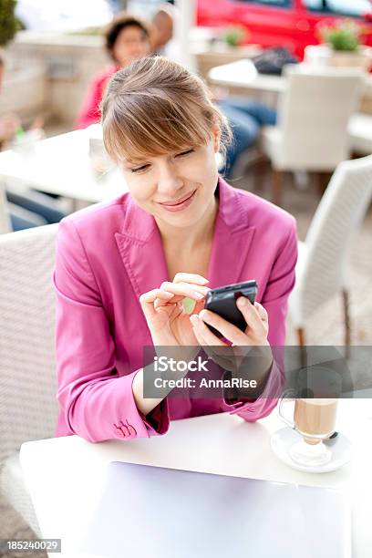 Joven Hermosa Mujer De Negocios En Cafe Foto de stock y más banco de imágenes de 20-24 años - 20-24 años, 25-29 años, Actividad de fin de semana