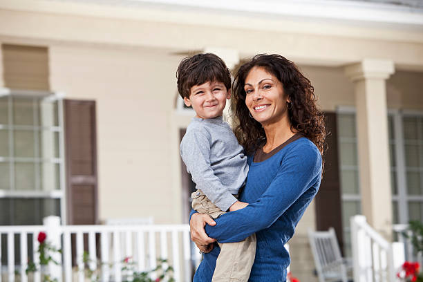 piccolo ragazzo con madre in front of house - preschooler portrait family outdoors foto e immagini stock