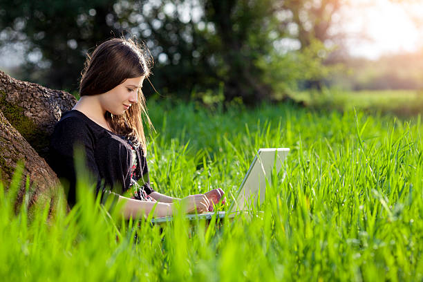 젊은 여자 골프 - laptop computer grass nature 뉴스 사진 이미지