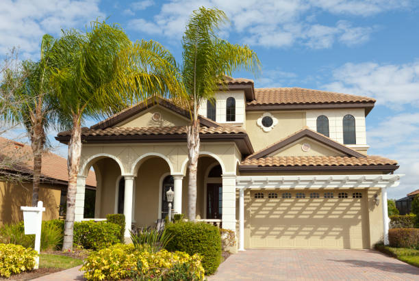 istock House for sale in Florida with palm trees 185240142