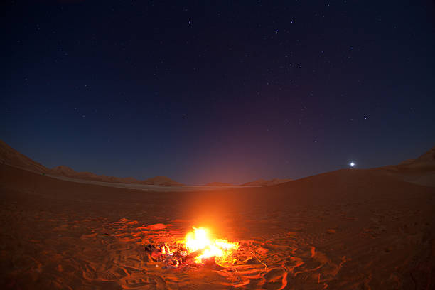 fogueira no deserto - nightshot imagens e fotografias de stock