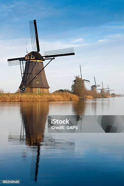 Neerlandês Moinhos De Uma Linha Em Kinderdijk - Fotografias de stock e mais imagens de Kinderdijk - Kinderdijk, Moinho de vento, Agricultura