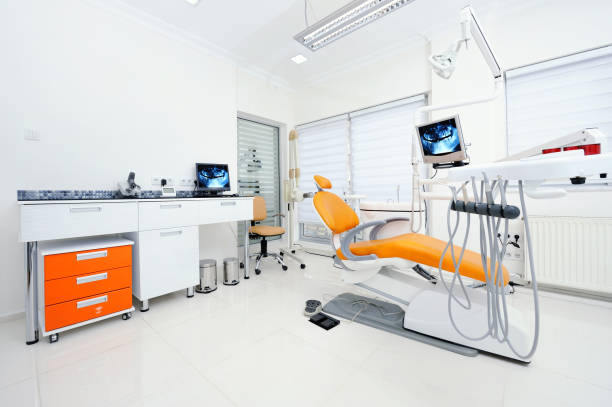 современный стоматолог кабинет - dentist office dentists chair chair nobody стоковые фото и изображения