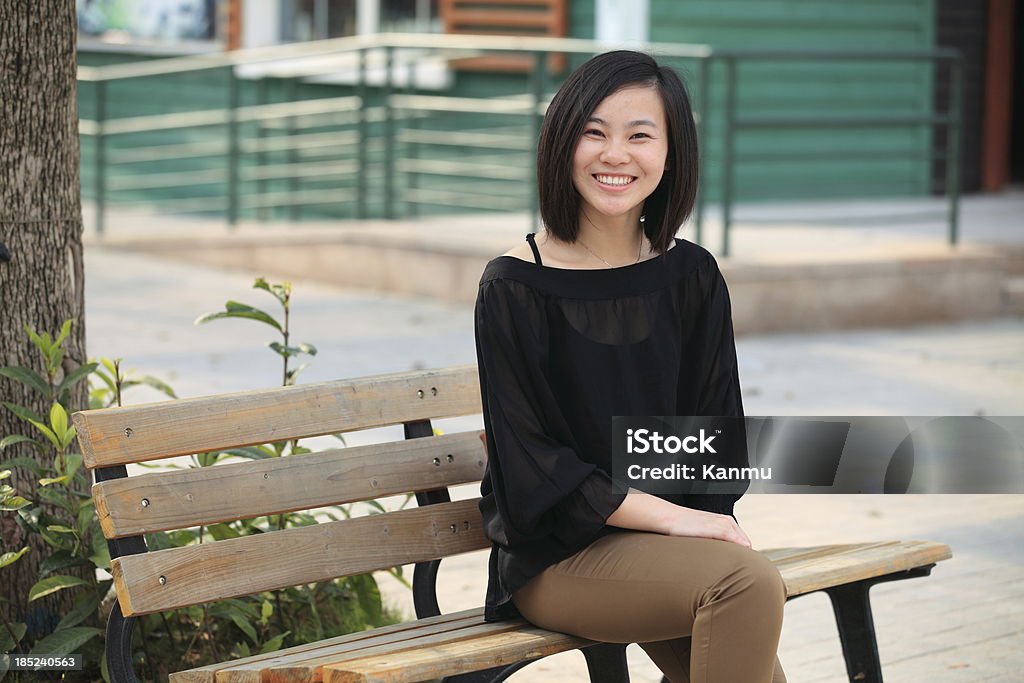 Foto di bella giovane donna asiatica seduto - Foto stock royalty-free di 20-24 anni