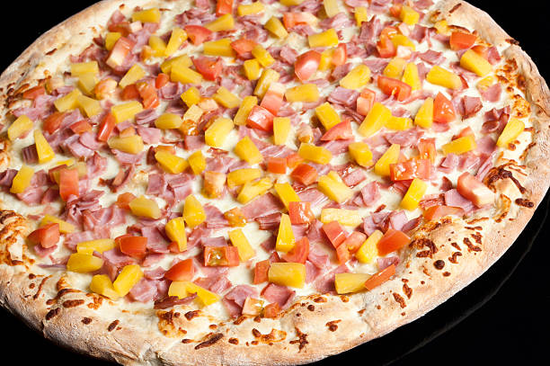 istock Hawaiian Pizza Close up 185240623