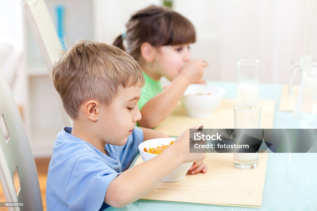 Kinder, Frühstück - Lizenzfrei Essen - Mund benutzen Stock-Foto