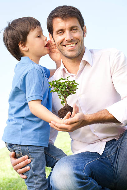 pai e filho com bonsai - susurrus imagens e fotografias de stock