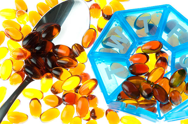 semanal de complementos - lightbox nutritional supplement clipping path amber fotografías e imágenes de stock