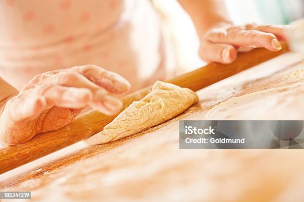 Rotolare Limpasto Per Il Pane - Fotografie stock e altre immagini di Abilità - Abilità, Adulto, Bianco