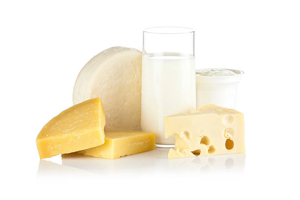 algunos productos lácteos, toma en reflectivo fondo blanco - dairy products fotos fotografías e imágenes de stock