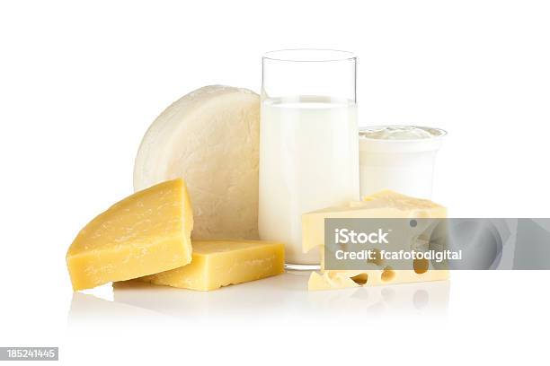 Algunos Productos Lácteos Toma En Reflectivo Fondo Blanco Foto de stock y más banco de imágenes de Leche