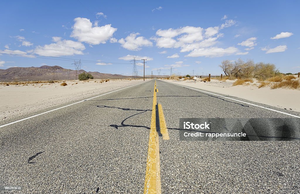 Дорога в пустыне в mojave - Стоковые фото Асфальт роялти-фри