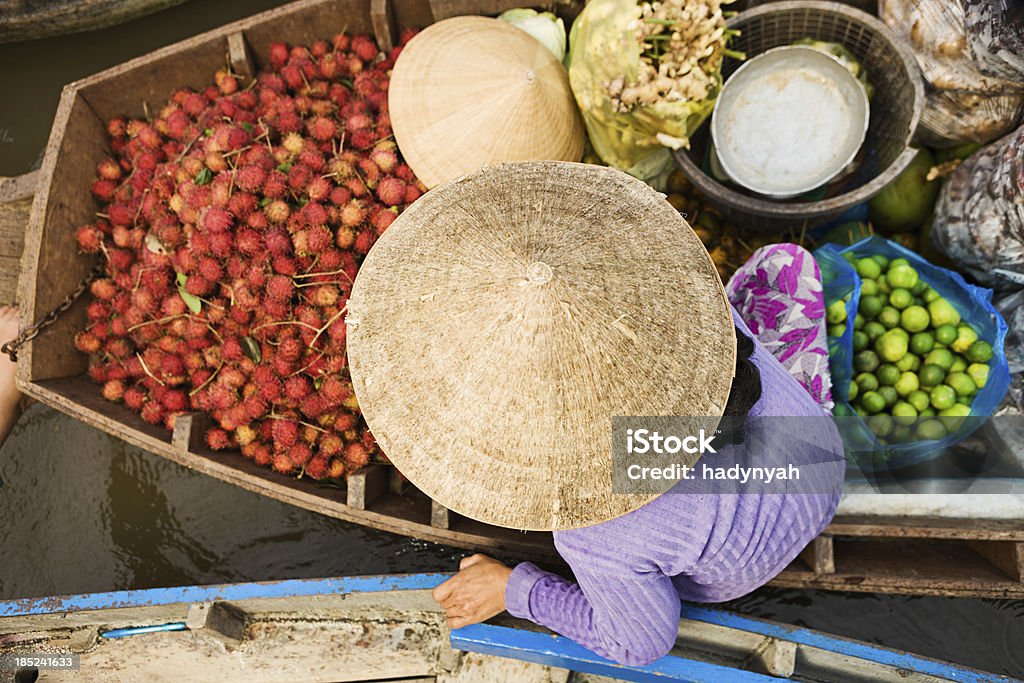 Vietnamita fruta mulher de venda no mercado flutuante, Rio Mekong Delta, - Royalty-free Adulto Foto de stock