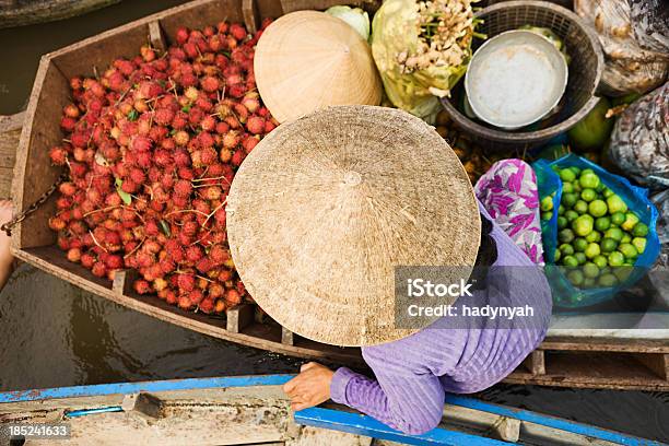 Vietnamita Fruta Mulher De Venda No Mercado Flutuante Rio Mekong Delta - Fotografias de stock e mais imagens de Adulto