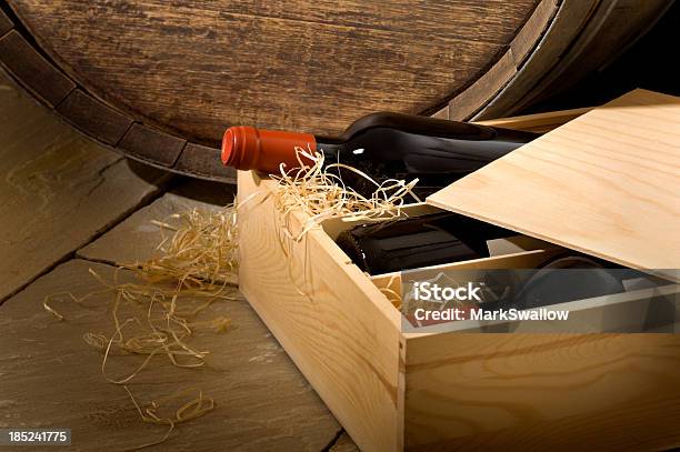 Wein Im Weinkeller Box Stockfoto und mehr Bilder von Wein - Wein, Holzkiste, Schachtel