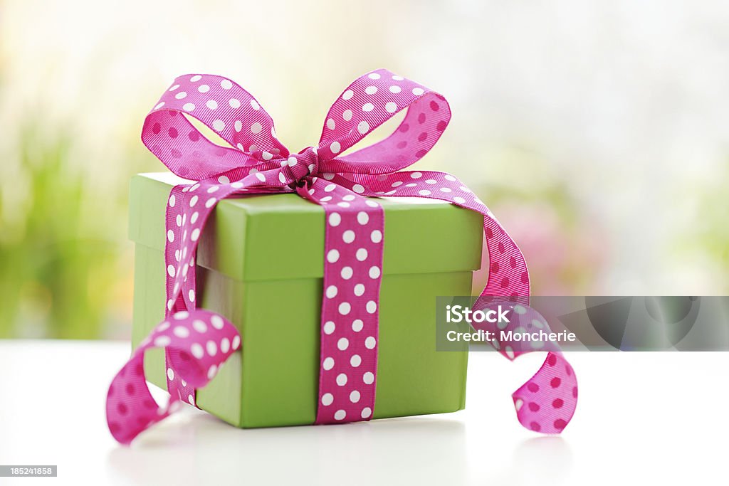 Vert boîte-cadeau avec ruban rose - Photo de Anniversaire libre de droits