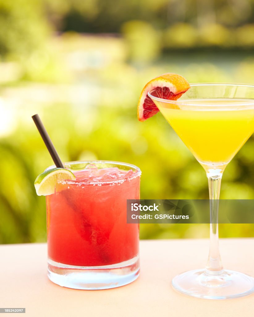 Dos cócteles en el bar al aire libre - Foto de stock de Aire libre libre de derechos