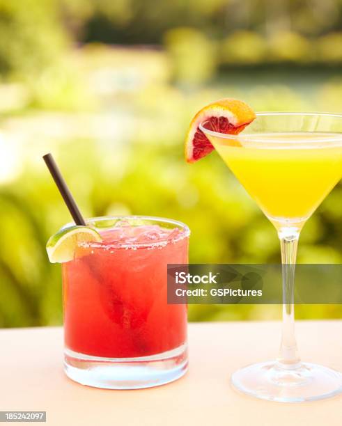 Dwa Koktajle W Barze Na Świeżym Powietrzu - zdjęcia stockowe i więcej obrazów Alkohol - napój - Alkohol - napój, Alkohol wysokoprocentowy, Bar - Lokal gastronomiczny