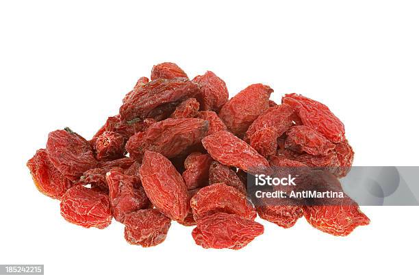 Photo libre de droit de Baies De Goji Séchées Isolé Sur Blanc banque d'images et plus d'images libres de droit de Lyciet de Barbarie - Lyciet de Barbarie, Fond blanc, Fruit rouge