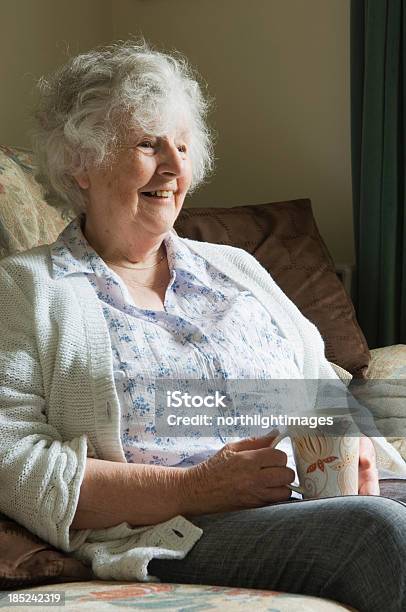 Szczęśliwy Starsza Kobieta - zdjęcia stockowe i więcej obrazów 70-79 lat - 70-79 lat, Aktywni seniorzy, Białe włosy