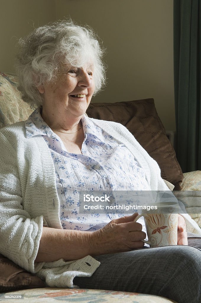 Счастливый пожилая женщина - Стоковые фото 70-79 лет роялти-фри