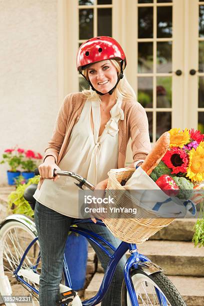 Estilo De Vida Saudável Mulher Jovem Bicycling Para Compras De Mercearia Vt - Fotografias de stock e mais imagens de 20-29 Anos