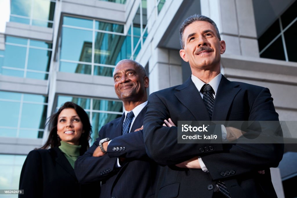 Geschäftsleuten stehen außen Bürogebäude - Lizenzfrei Erwachsener über 40 Stock-Foto