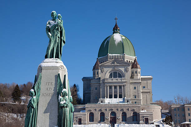 st joseph oratório no inverno, montreal, quebec - st joseph oratory imagens e fotografias de stock