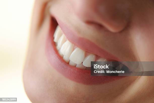美しい笑顔 - ヒトの歯茎のストックフォトや画像を多数ご用意 - ヒトの歯茎, 1人, 20代