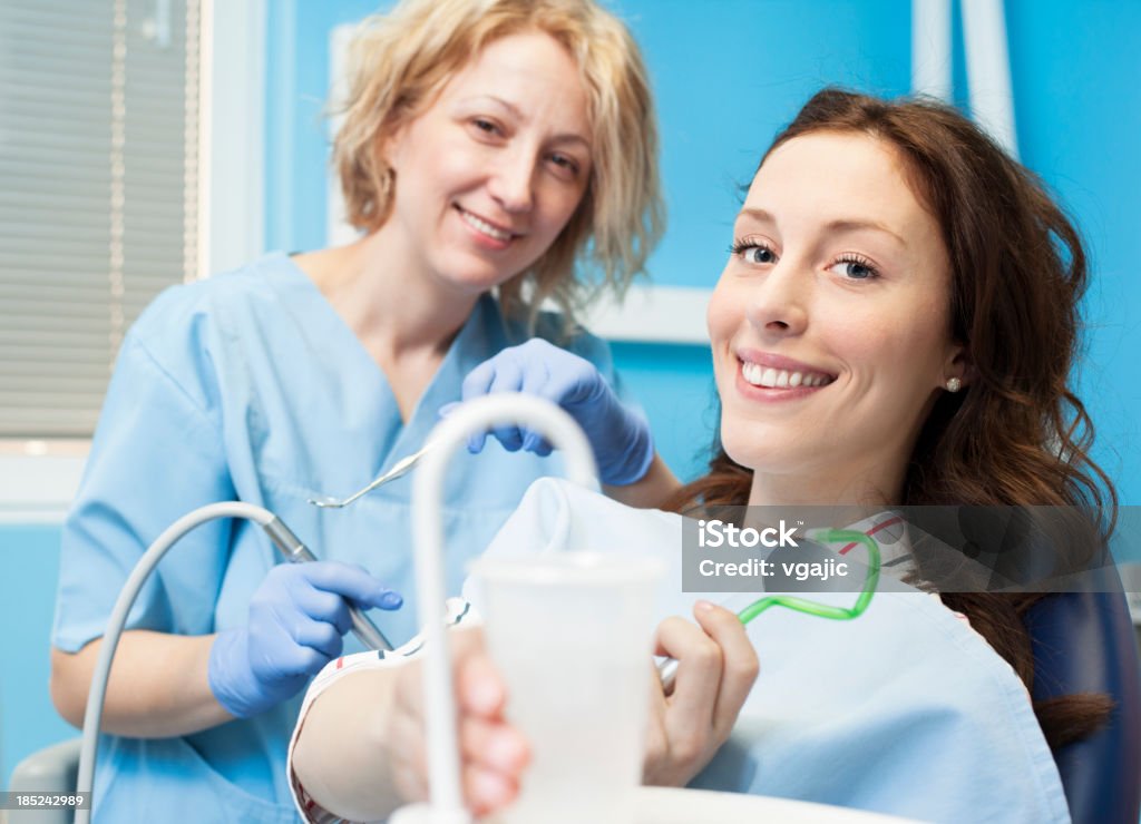 Dentista feminina e paciente - Foto de stock de 20 Anos royalty-free