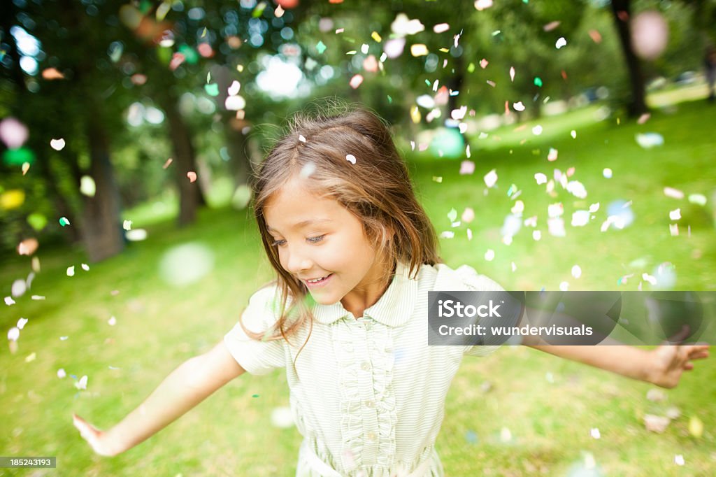 Mädchen im Park mit bunten Konfetti fallen auf Ihrem - Lizenzfrei Konfetti Stock-Foto