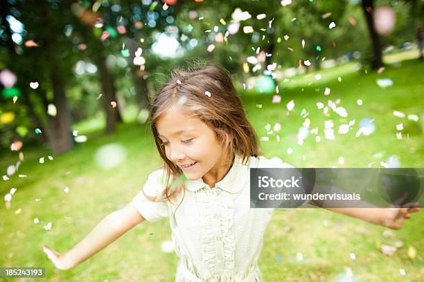 Foto de No Parque Com Coloridos Confetes Caindo Sobre Sua e mais fotos de stock de Confete - Confete, Caindo, Comemoração - Conceito