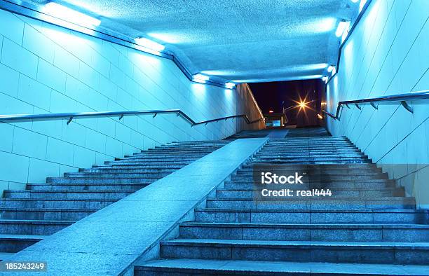 Foto de Túnel De Passagem e mais fotos de stock de Abaixo - Abaixo, Abstrato, Arquitetura