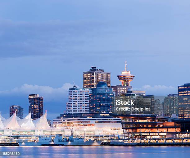 Skyline Della Città Di Vancouver In Canada - Fotografie stock e altre immagini di Ambientazione esterna - Ambientazione esterna, Canada, Centro della città