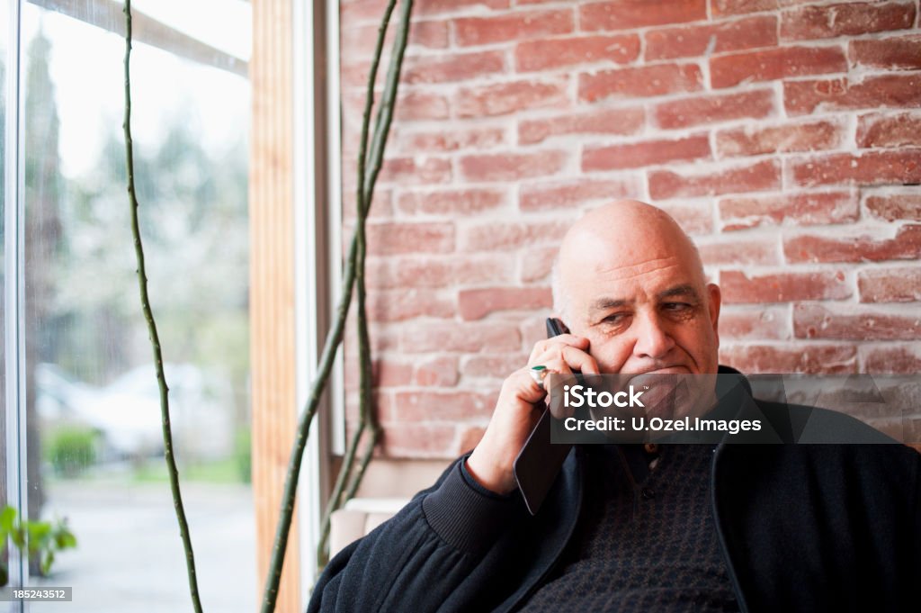 Uomo anziano in The Cafè - Foto stock royalty-free di 60-69 anni